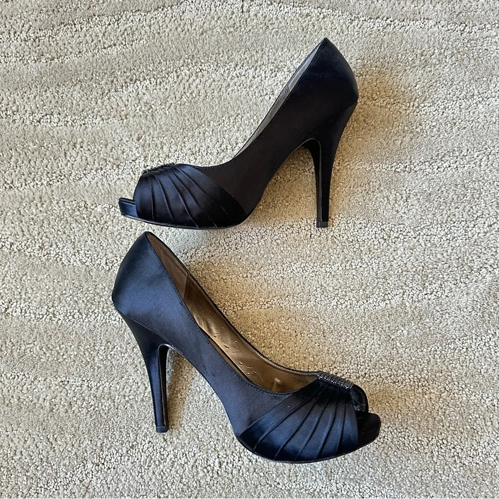 Pelle Moda Lynn Silk Peep Toe Pleated Crystal Platform Heel Pumps Black Size 8.5